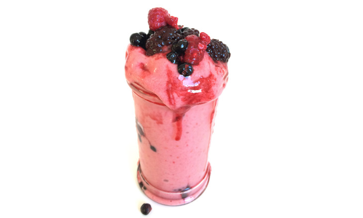 Hallon smoothie med ljumna bär